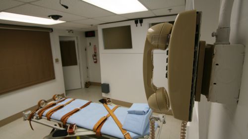 La sala de ejecuciones de una prisión de Florida: una camilla vacía con correas de cuero y, en primer plano, un teléfono de pared