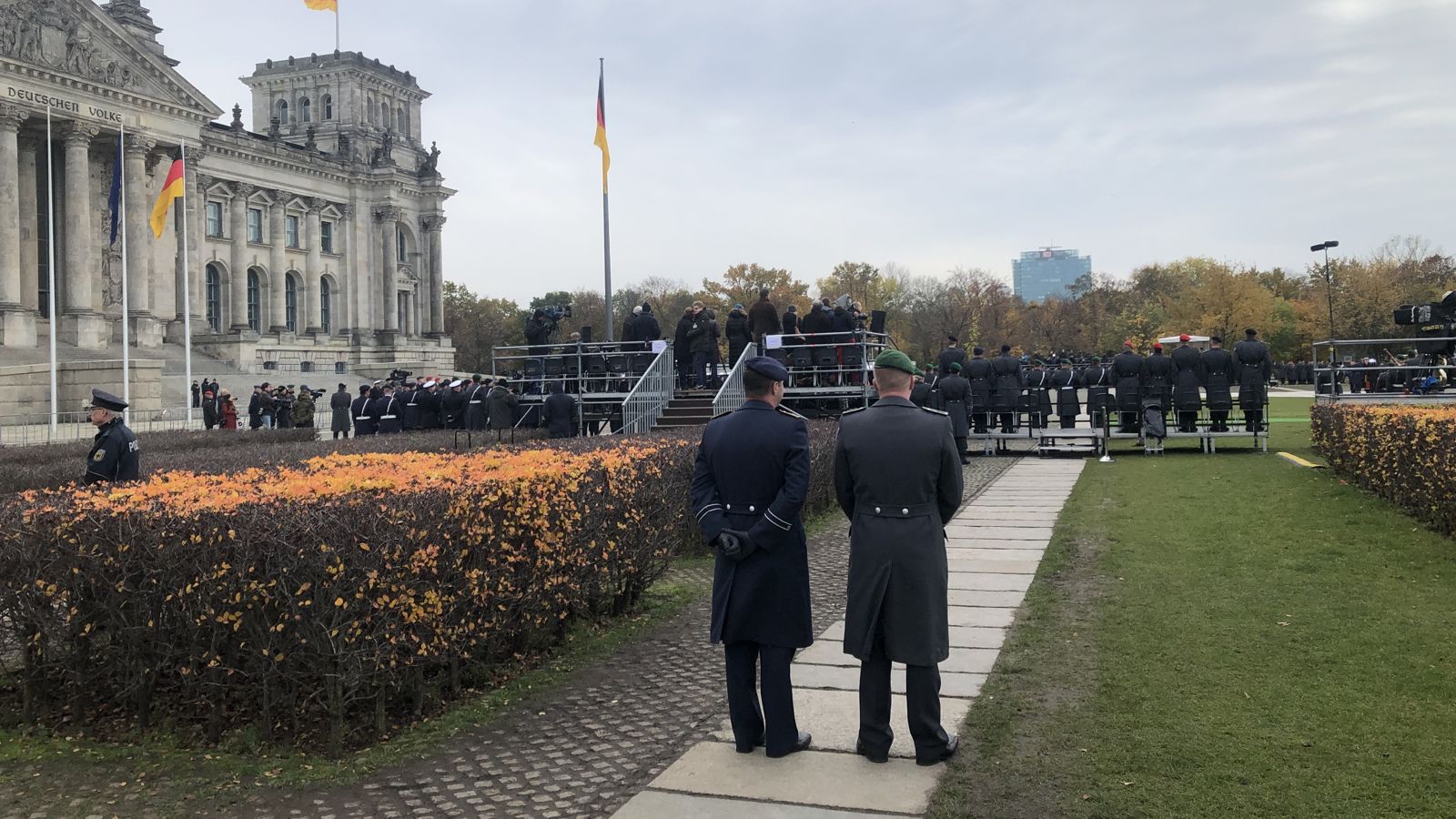 Jura de bandera de reclutas alemanes ante el Reichstag, el edificio del Parlamento en Berlín, en noviembre de 2019; dos militares la miran desde el camino