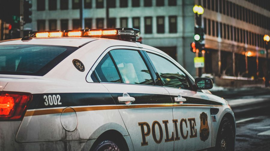 coche de policia en la calle